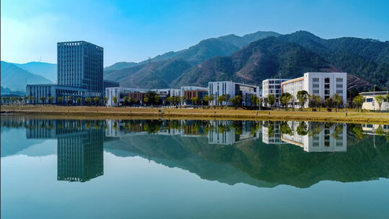 航空插头连接器：价格背后的考量因素**